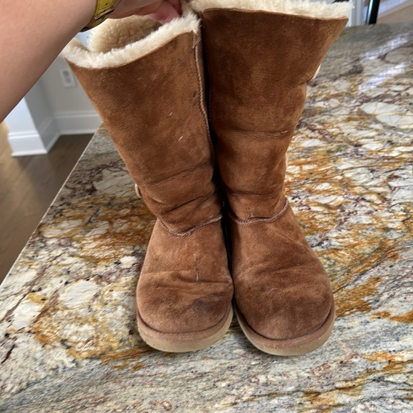Pre owned well loved button uggs size 8 chestnut - Picture 2 of 6